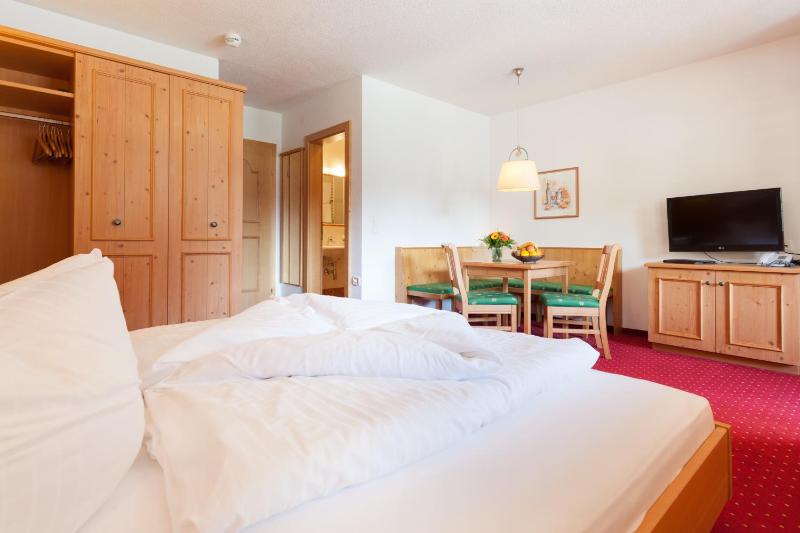 Double Room image 4