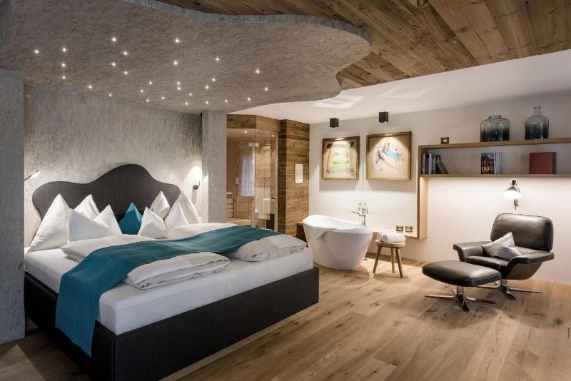 Deluxe Suite with Sauna image 4