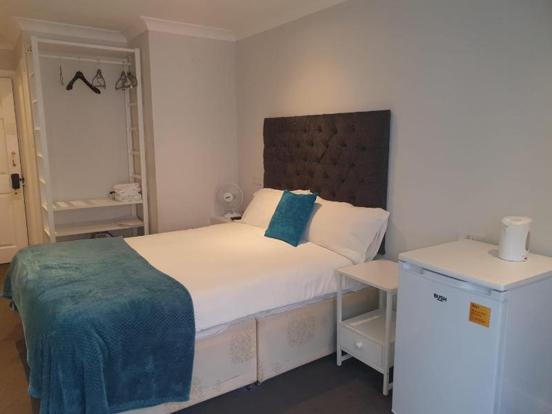 Double or Twin Room with Private Bathroom image 4