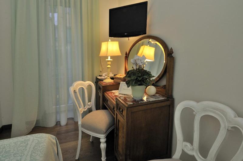 Small Double Room image 3