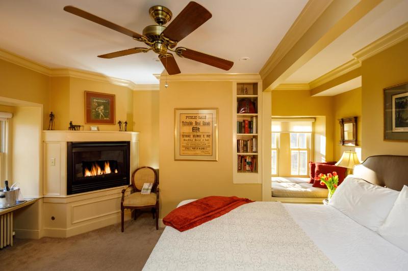 Deluxe Queen Room image 4