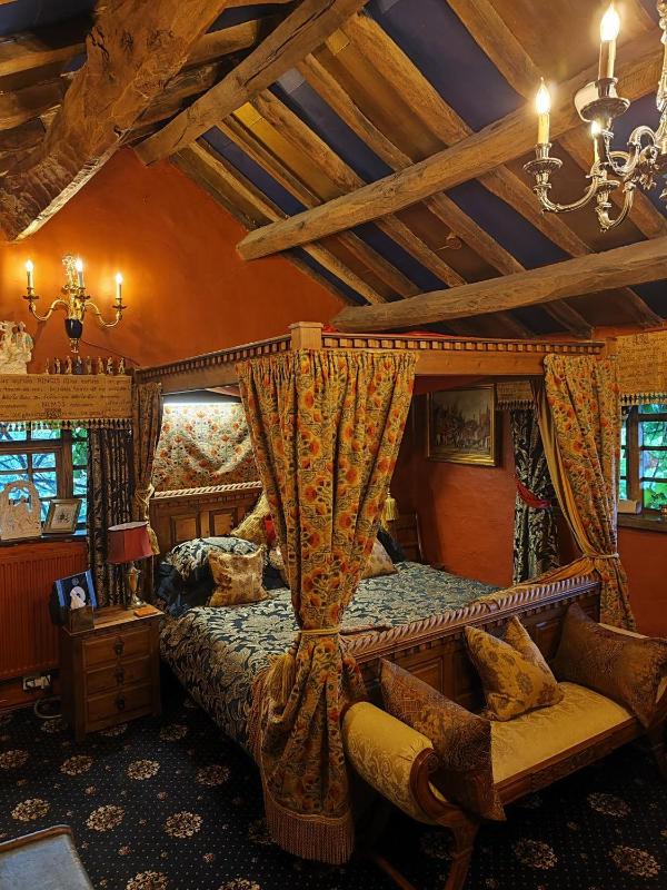Large Luxury Four Poster Suite image 1
