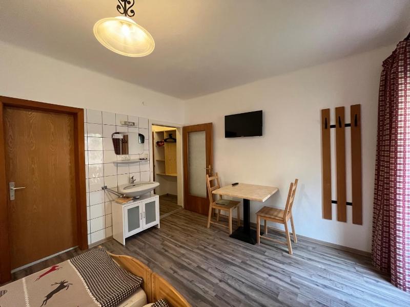 Standard Twin Room image 4