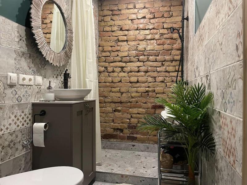 Elegant & Central 1Br w Free Parking & Coffee machine - image 13