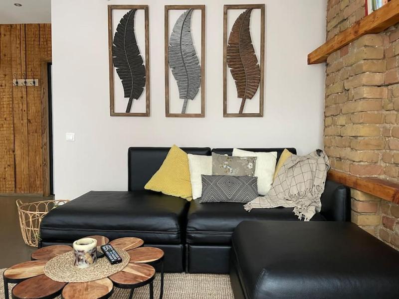 Elegant & Central 1Br w Free Parking & Coffee machine - image 10
