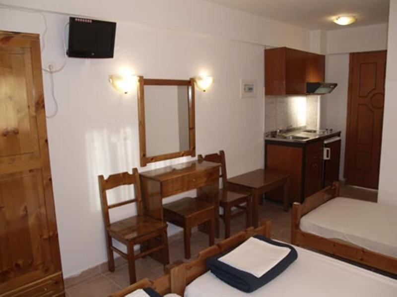 Studio (4 Adults) image 2
