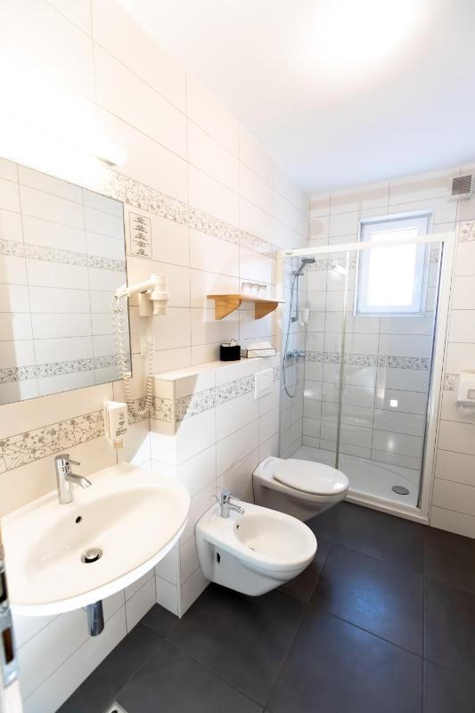 Double or Twin Room image 4