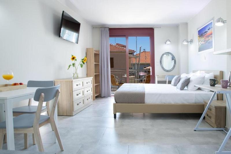 Deluxe Double Room with Balcony image 2