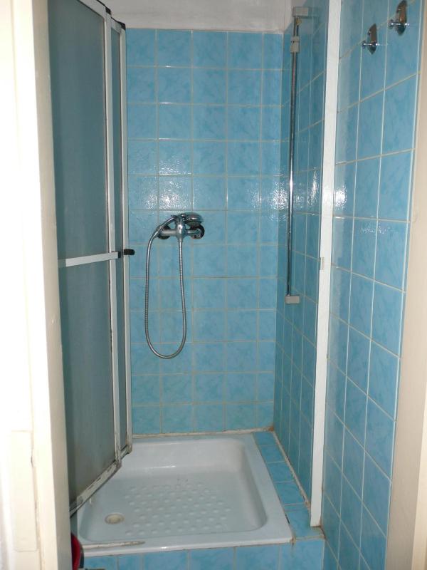 Budget Double Room with Shared Bathroom image 2