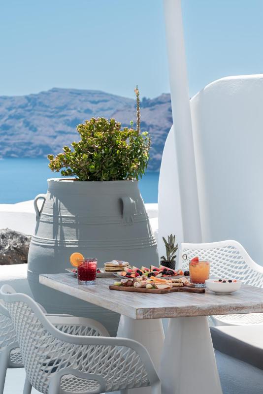 La Perla Suite with Outdoor Hot Tub and Caldera View image 4