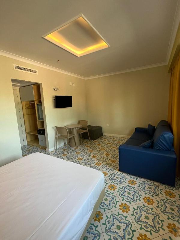Deluxe Family Room image 4