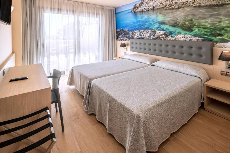Double or Twin Room image 3