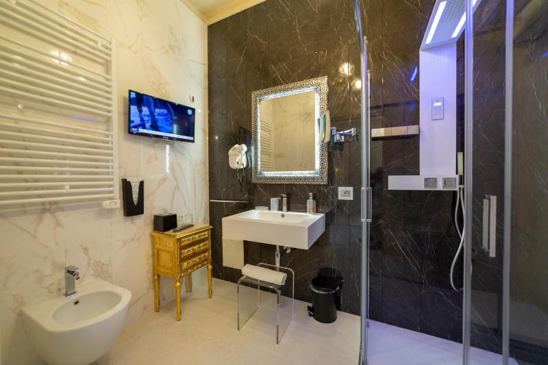 Leucosya Luxury Rooms - image 7