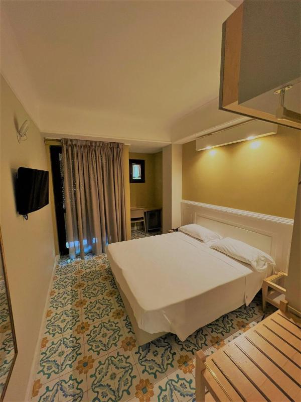 Double Room with Balcony image 2