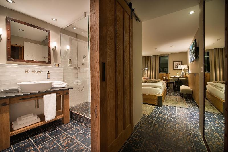 Premium Double Room (including daily refilled free mini bar) image 3