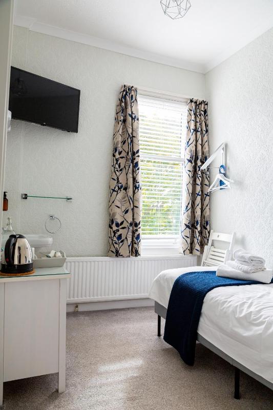Kingsway Guesthouse - A selection of Single Double and Family Rooms in a Central Location - image 12