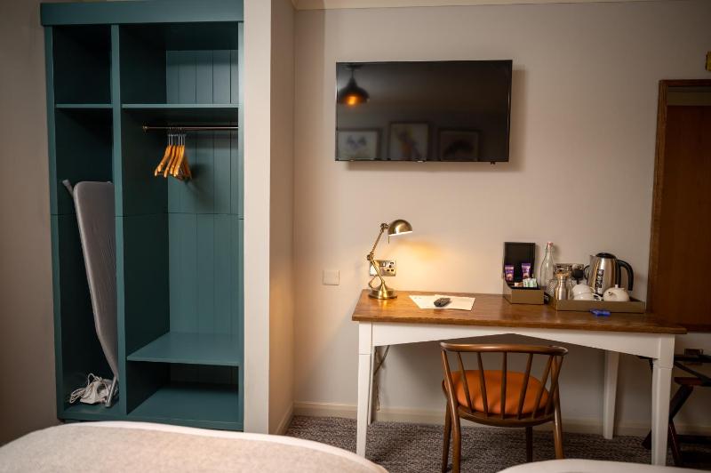 Twin Room image 3