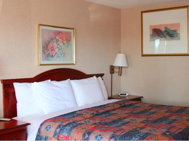 King Room - Non-Smoking image 2