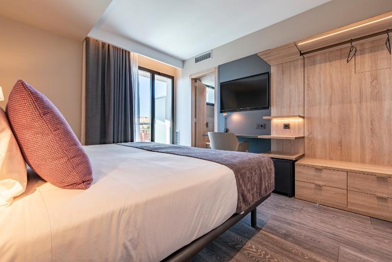 Double Room with City View and Balcony image 1