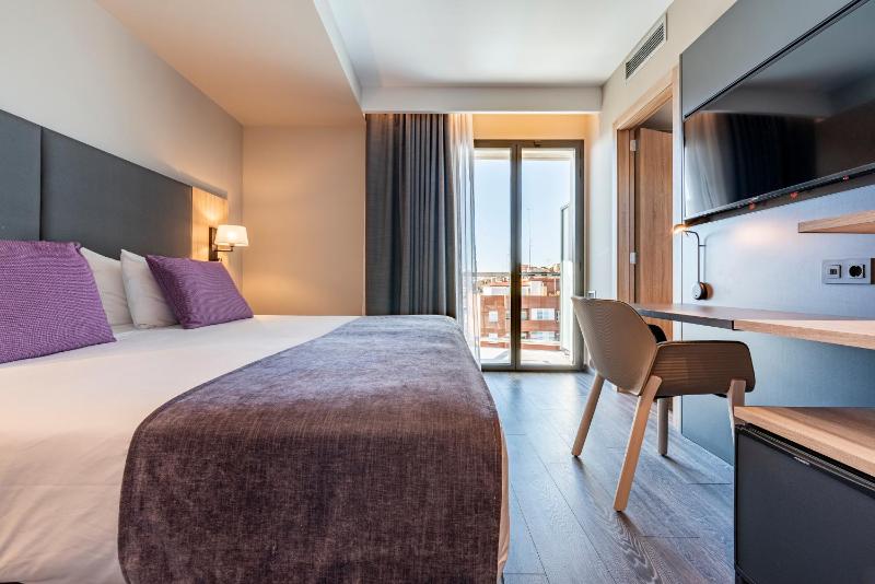 Double Room with City View and Balcony image 3