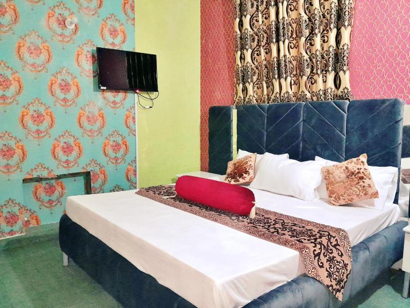 Deluxe Double or Twin Room image 2