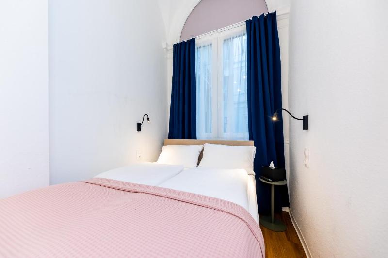 Adagio Downtown Rooms - image 5