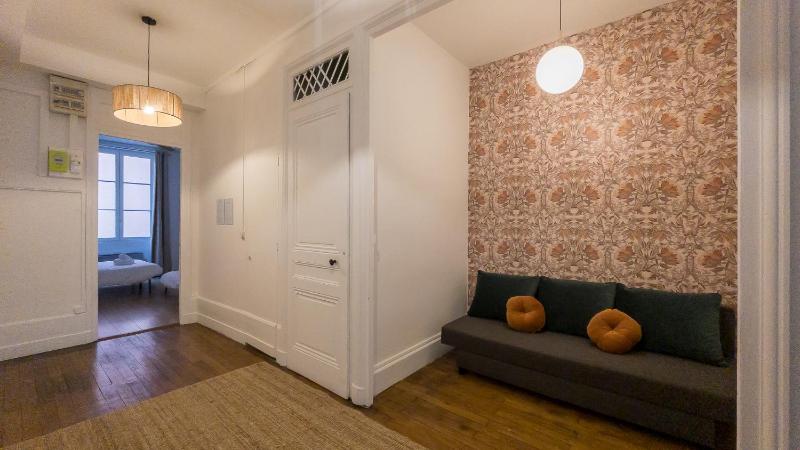 Two-Bedroom Apartment with alcove image 4