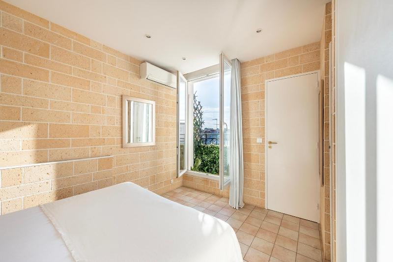 One-Bedroom Apartment image 4