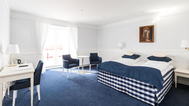 Deluxe Double Room with Balcony image 1