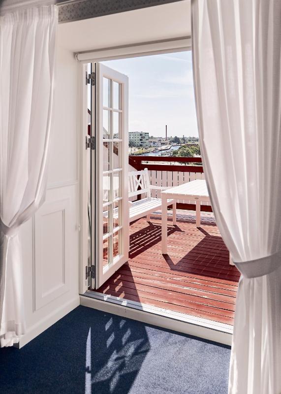 Deluxe Double Room with Balcony image 4