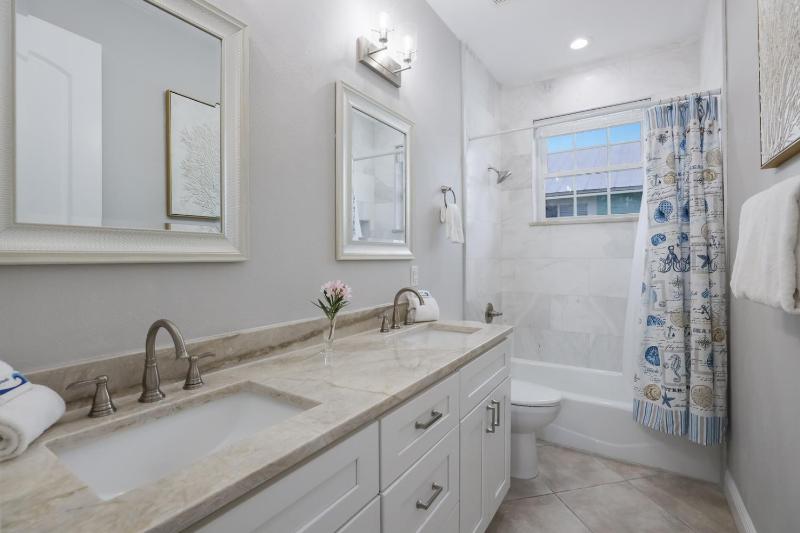 Absolute Paradise - 2114 Avenue A - image 4