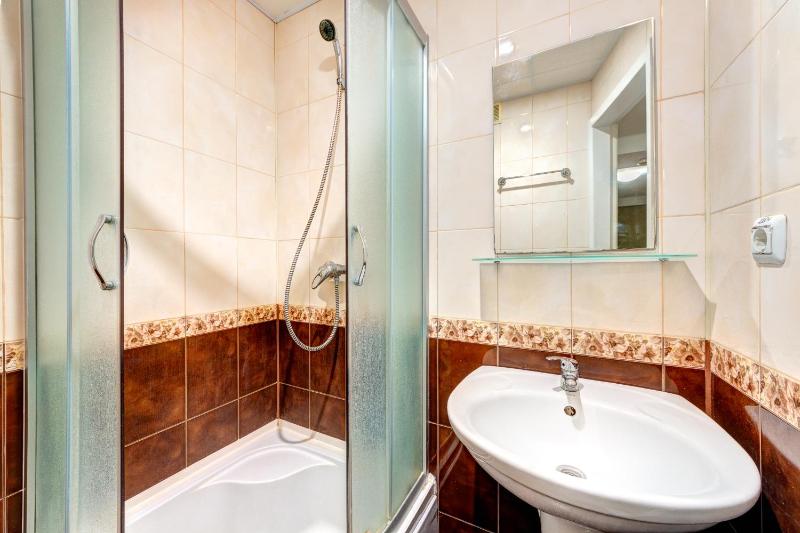 Single Room with Shared Bathroom image 2