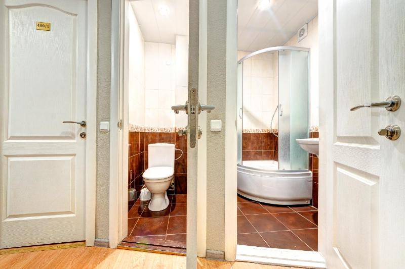 Single Room with Shared Bathroom image 3