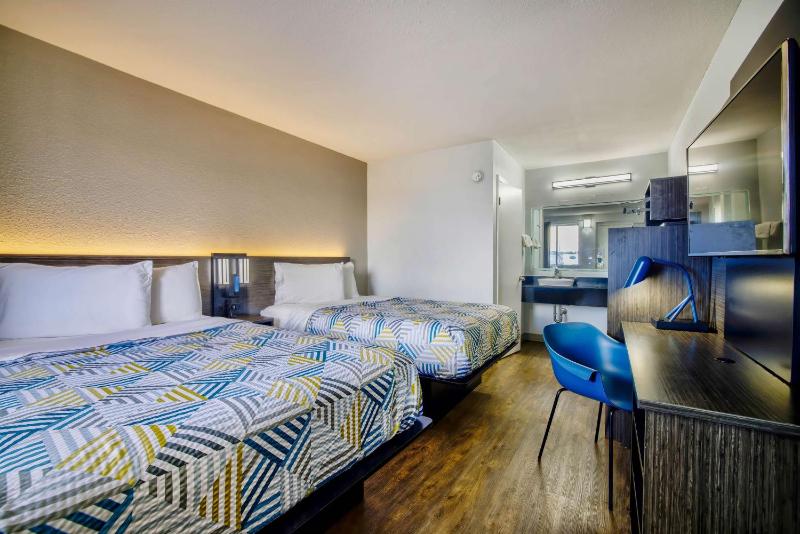 Quadruple Room - Non-Smoking image 2