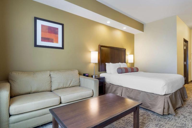 Suite with Sofa Bed and Balcony - Mobility Accessible image 3