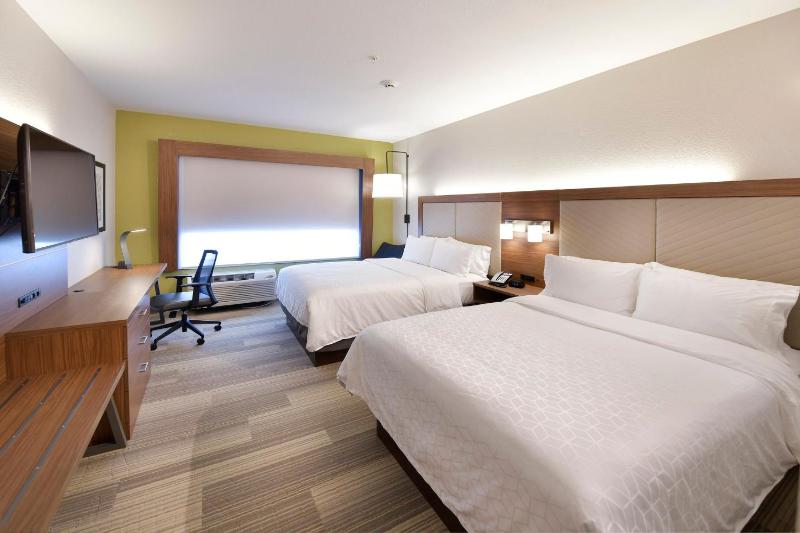 Standard Queen Room with Two Queen Beds image 2