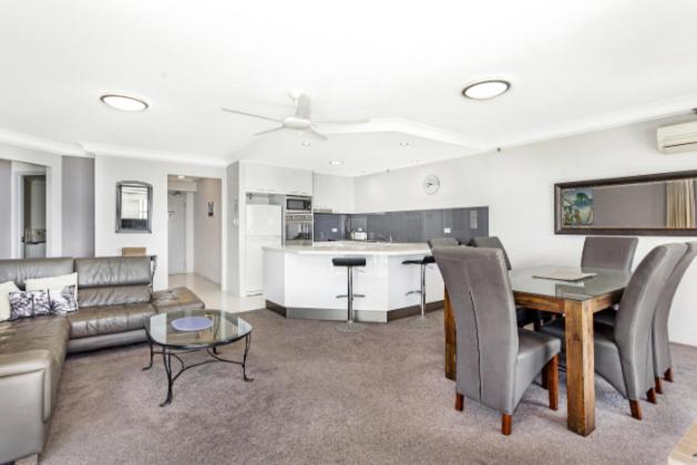 Burleigh Surf Apartments - image 3