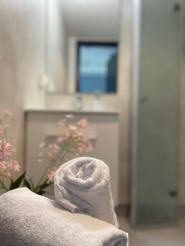 Single Room with Bathroom image 2