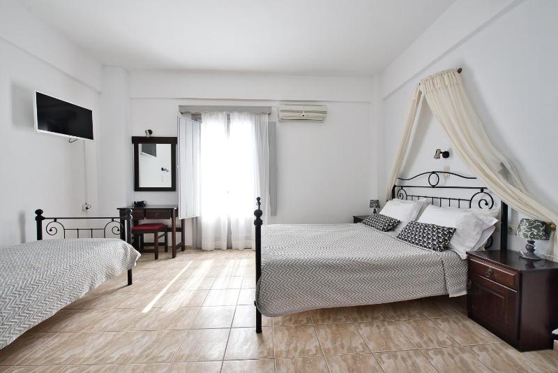 Classic Triple Room image 1