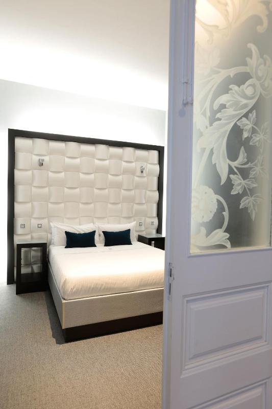 Basic Double Room image 2