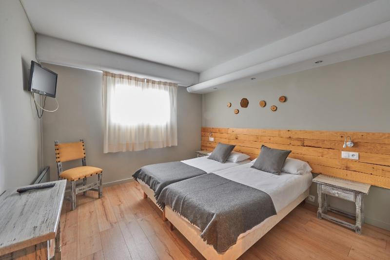 Economy Twin Room image 3