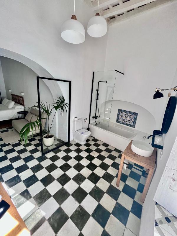 Deluxe Double Room with Bath image 4