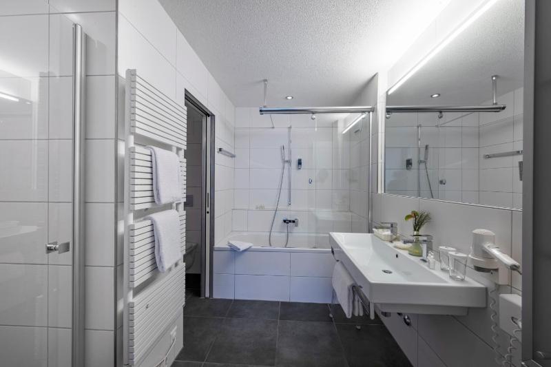 Superior One Bedroom Suite with Eiger view image 4
