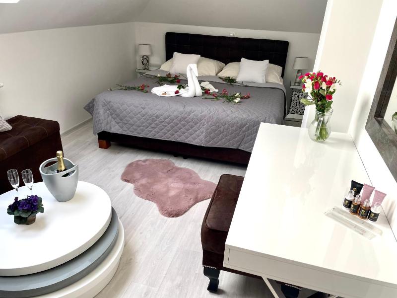 Deluxe King Room image 2