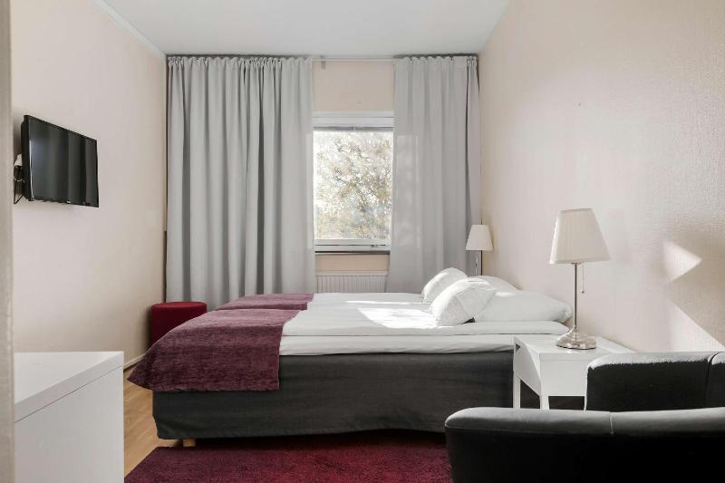Standard Twin Room image 3