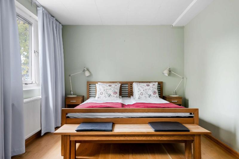Deluxe King Room with Jetted Tub image 4