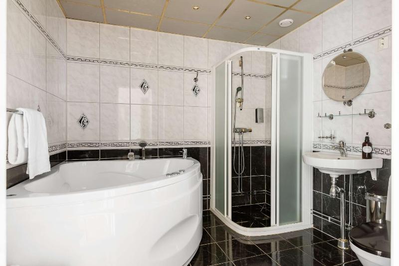 Deluxe King Room with Jetted Tub image 1