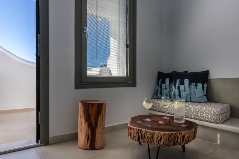 Superior Double Room with Outdoor Hot Tub and Caldera View image 3