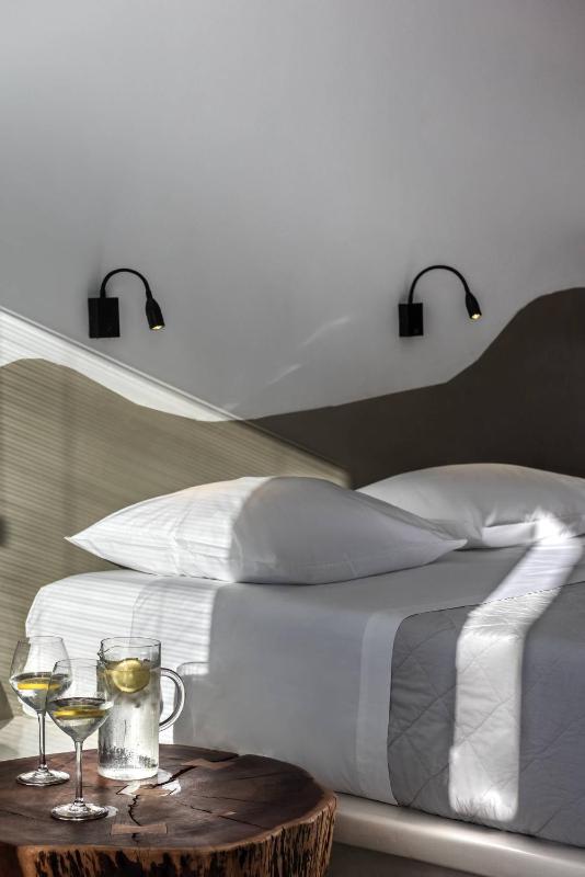 Superior Double Room with Outdoor Hot Tub and Caldera View image 2