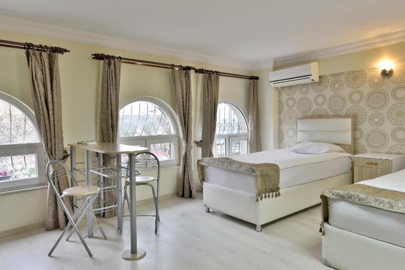 Standard Triple Room image 2